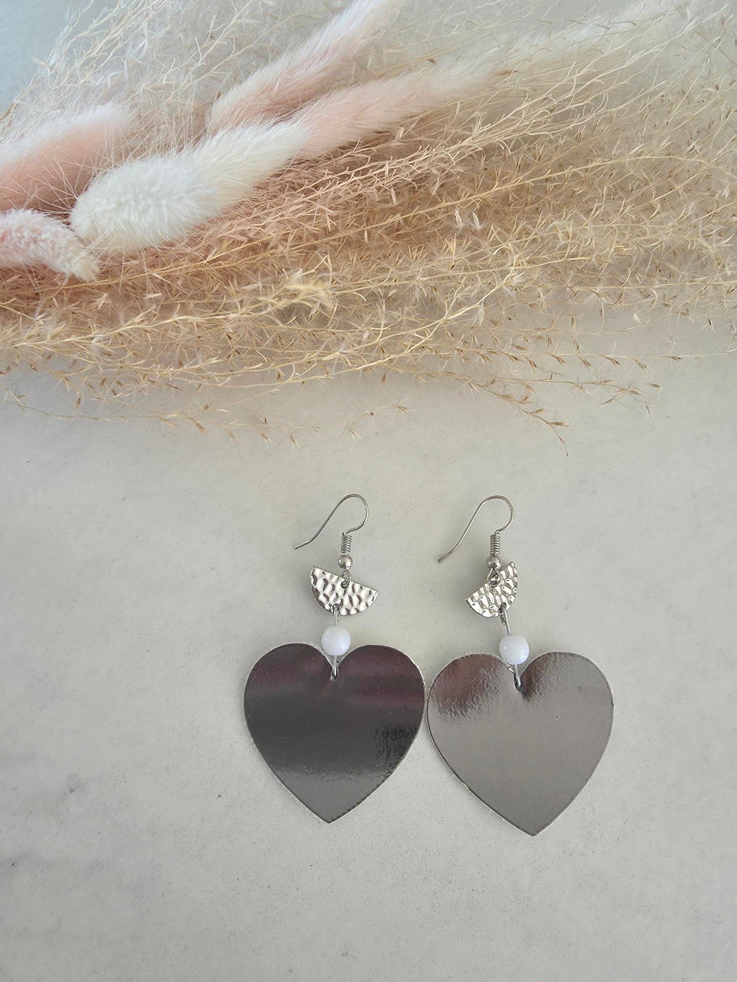 Boucles d'oreilles cœur simili cuir noir & perle blanche – Charmé demi-lune martelée argentée