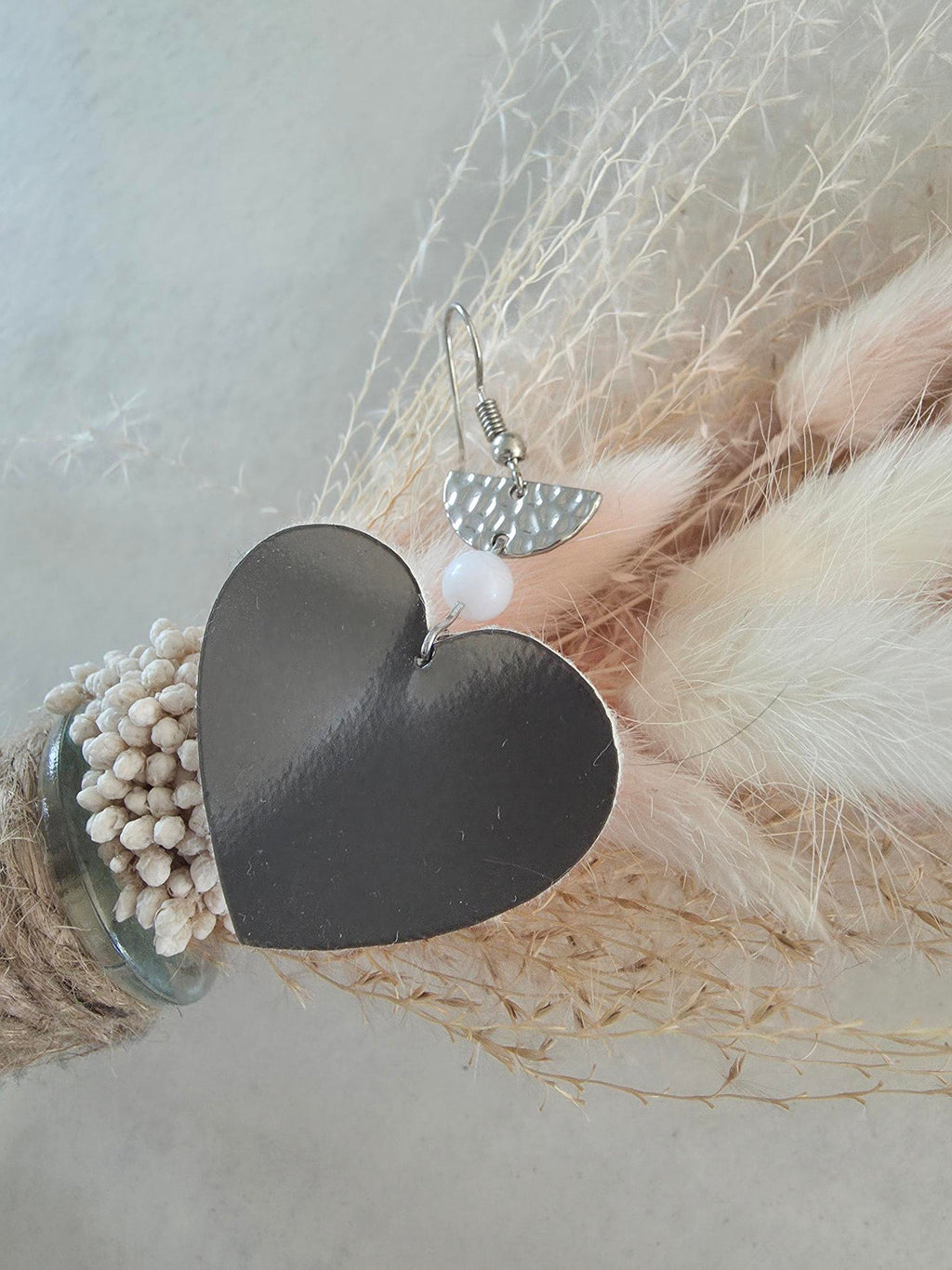 Boucles d'oreilles cœur simili cuir noir & perle blanche – Charmé demi-lune martelée argentée