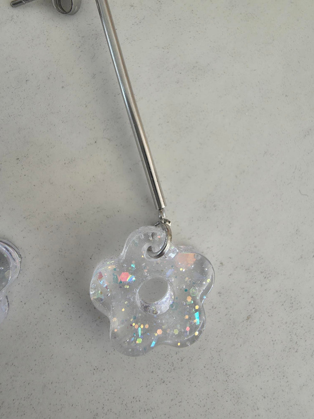 Boucles d'oreilles barre & fleur résine irisée transparente – Acier inoxydable argenté