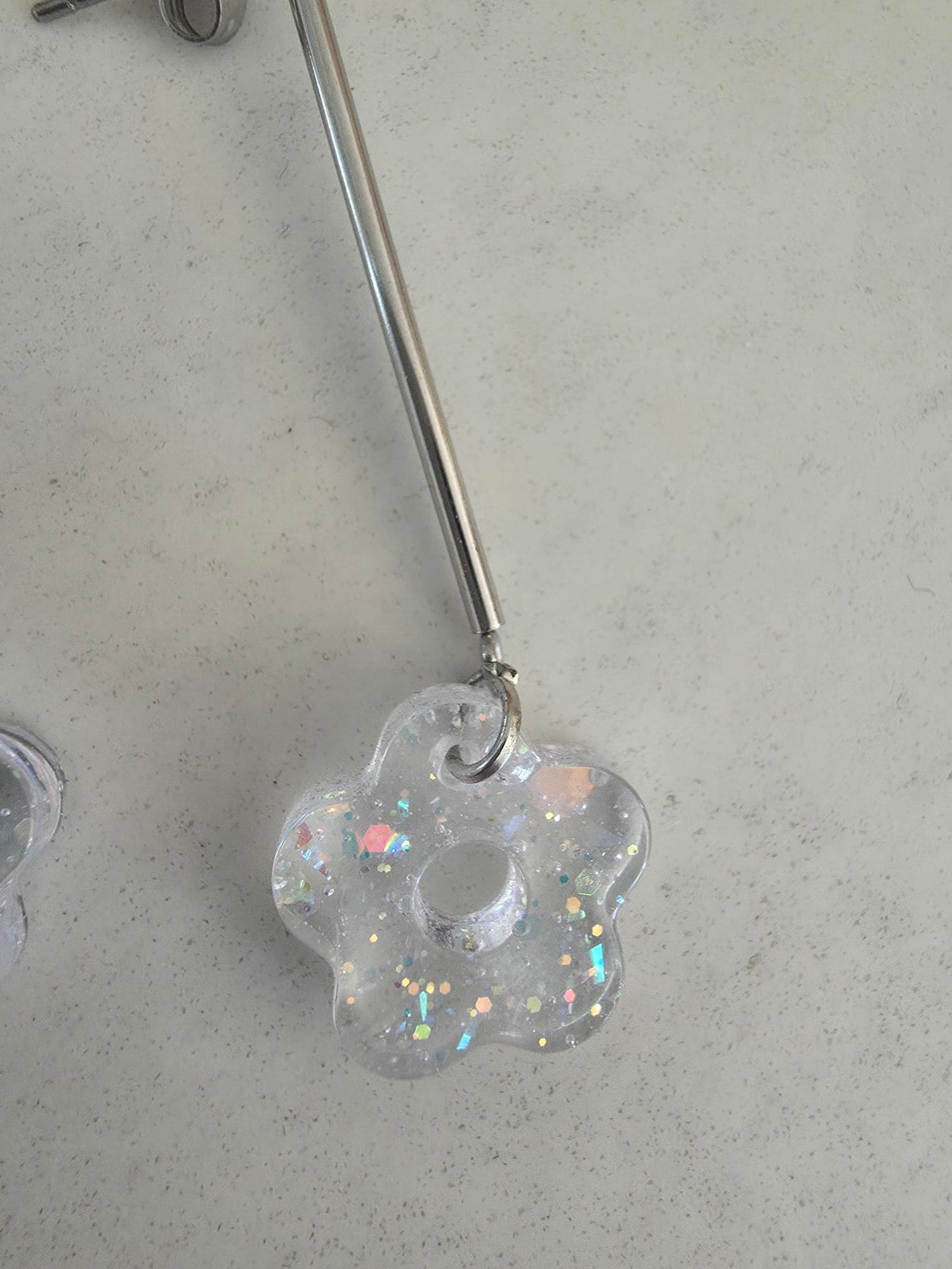 Boucles d'oreilles barre & fleur résine irisée transparente – Acier inoxydable argenté