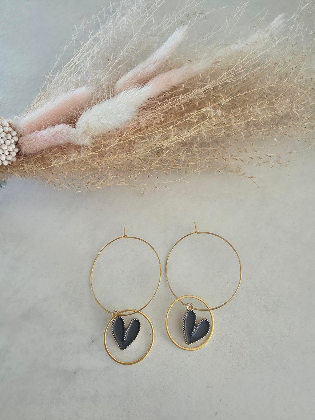 Boucles d'oreilles doubles créoles cœur émail noir – Acier inoxydable doré
