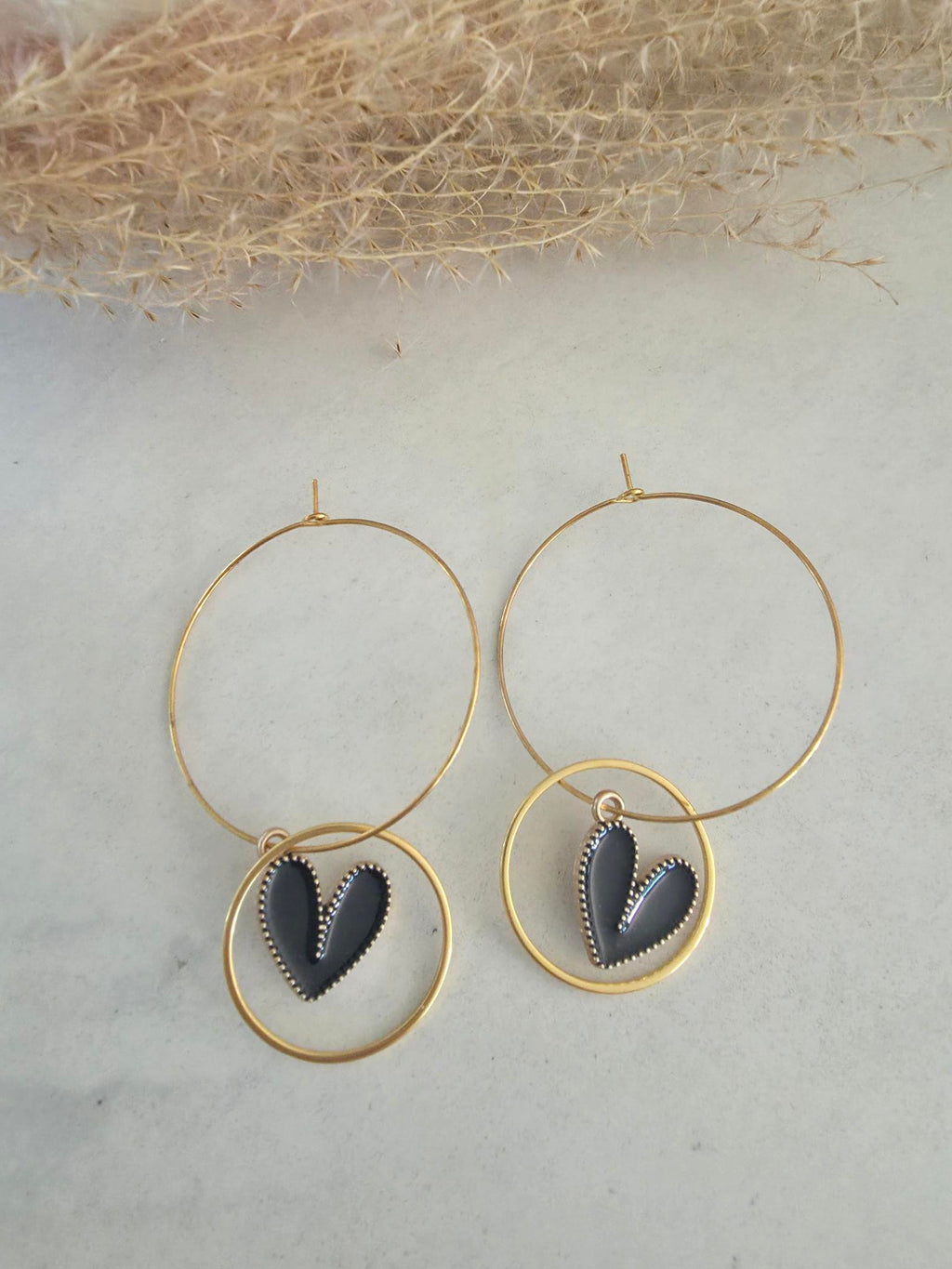 Boucles d'oreilles doubles créoles cœur émail noir – Acier inoxydable doré