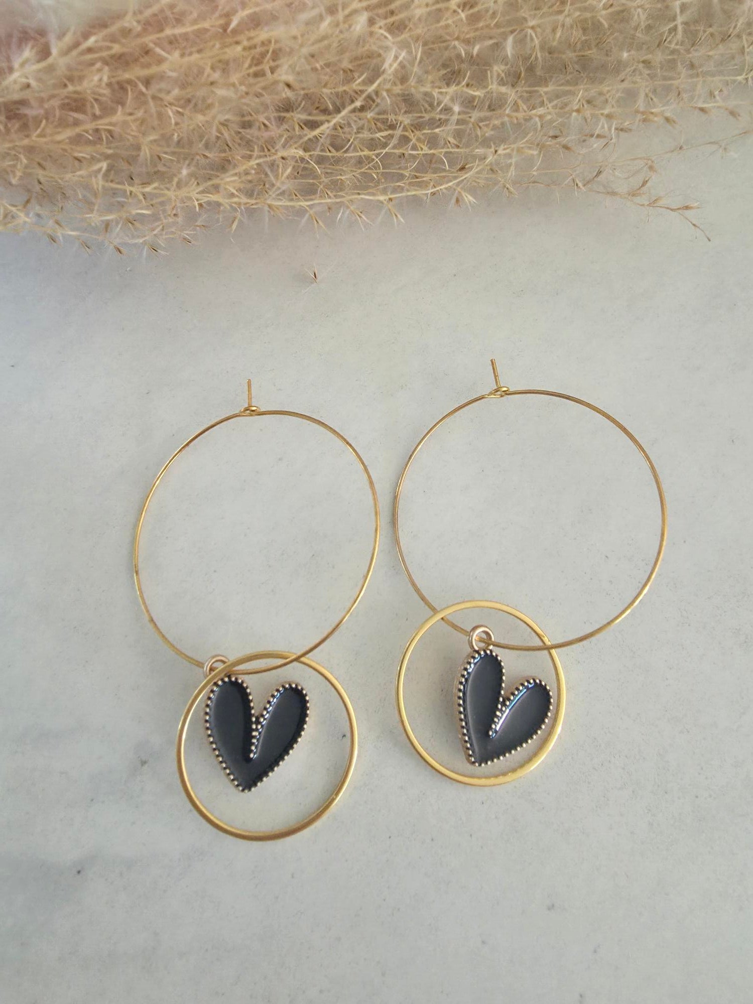 Boucles d'oreilles doubles créoles cœur émail noir – Acier inoxydable doré