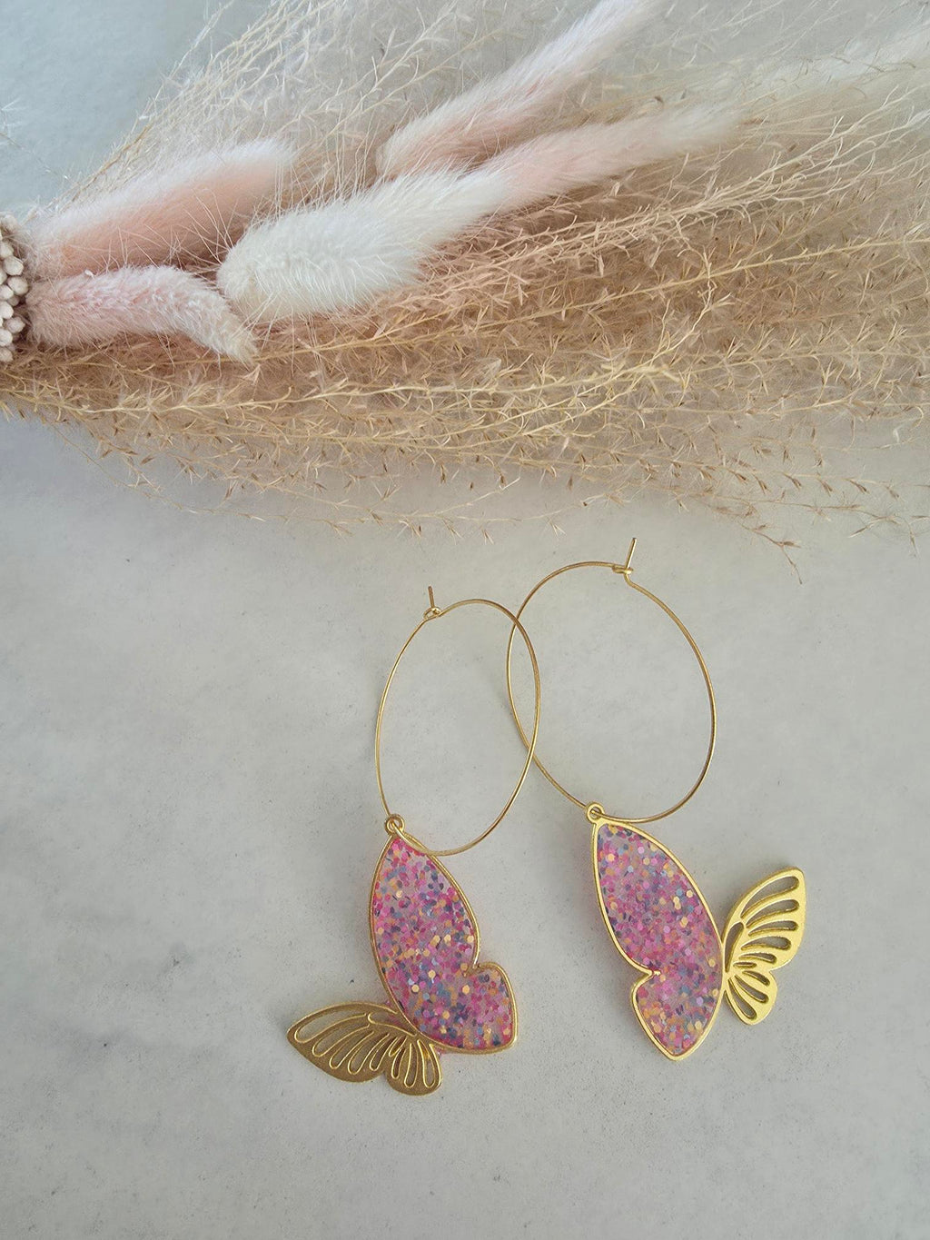 Boucles d'oreilles papillons résine époxy paillettes rose – Grandes créoles dorées