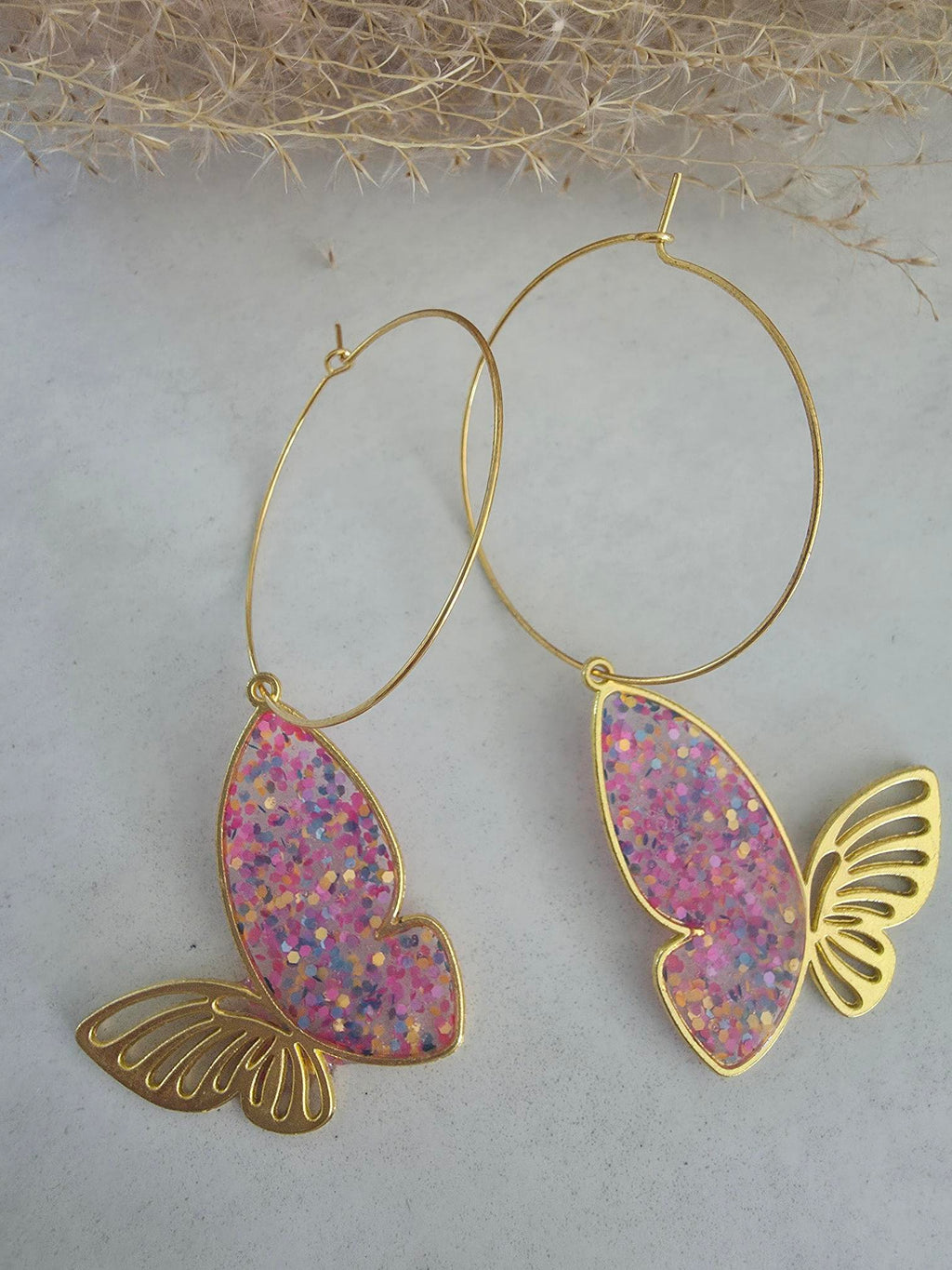 Boucles d'oreilles papillons résine époxy paillettes rose – Grandes créoles dorées