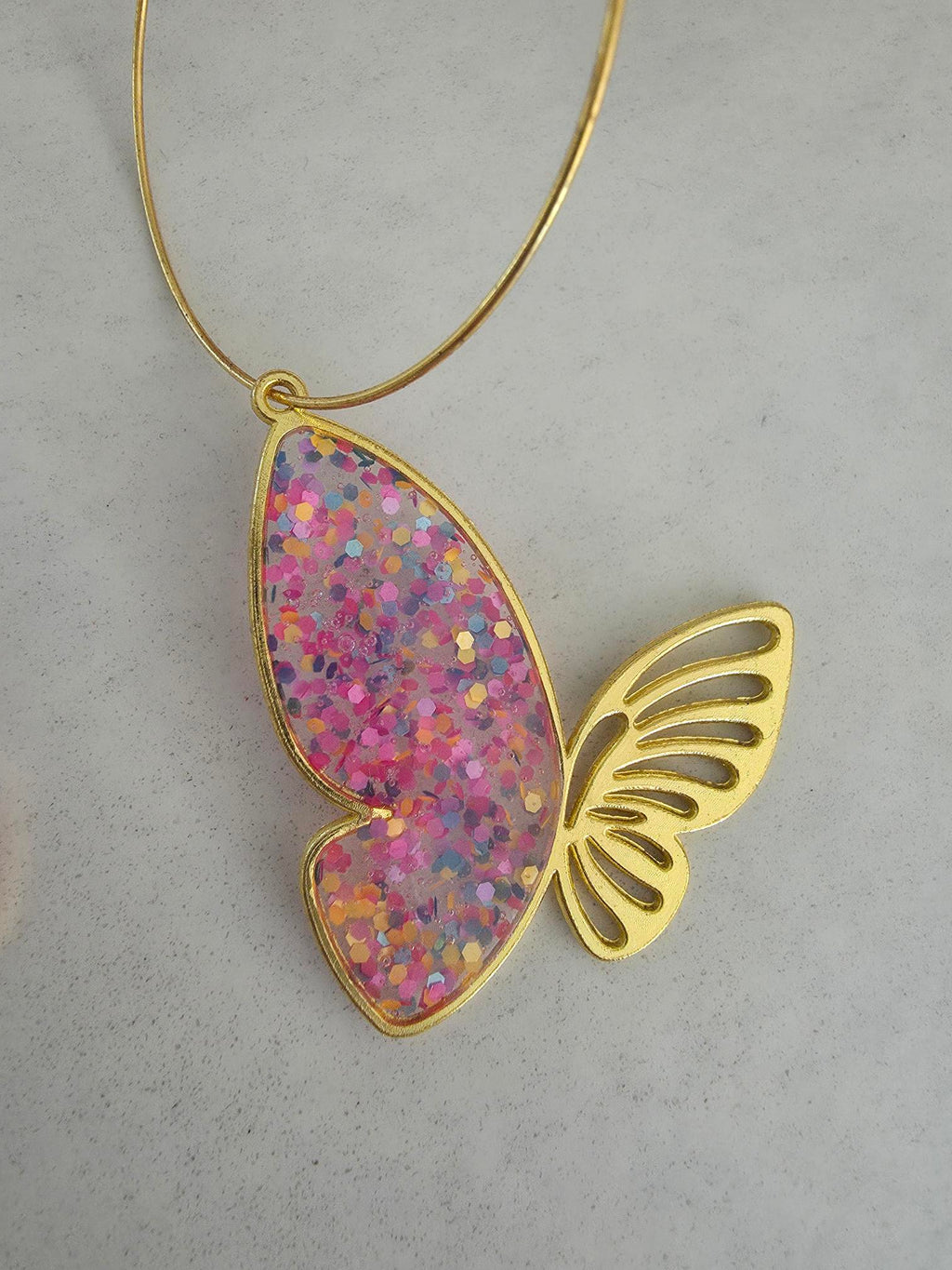 Boucles d'oreilles papillons résine époxy paillettes rose – Grandes créoles dorées