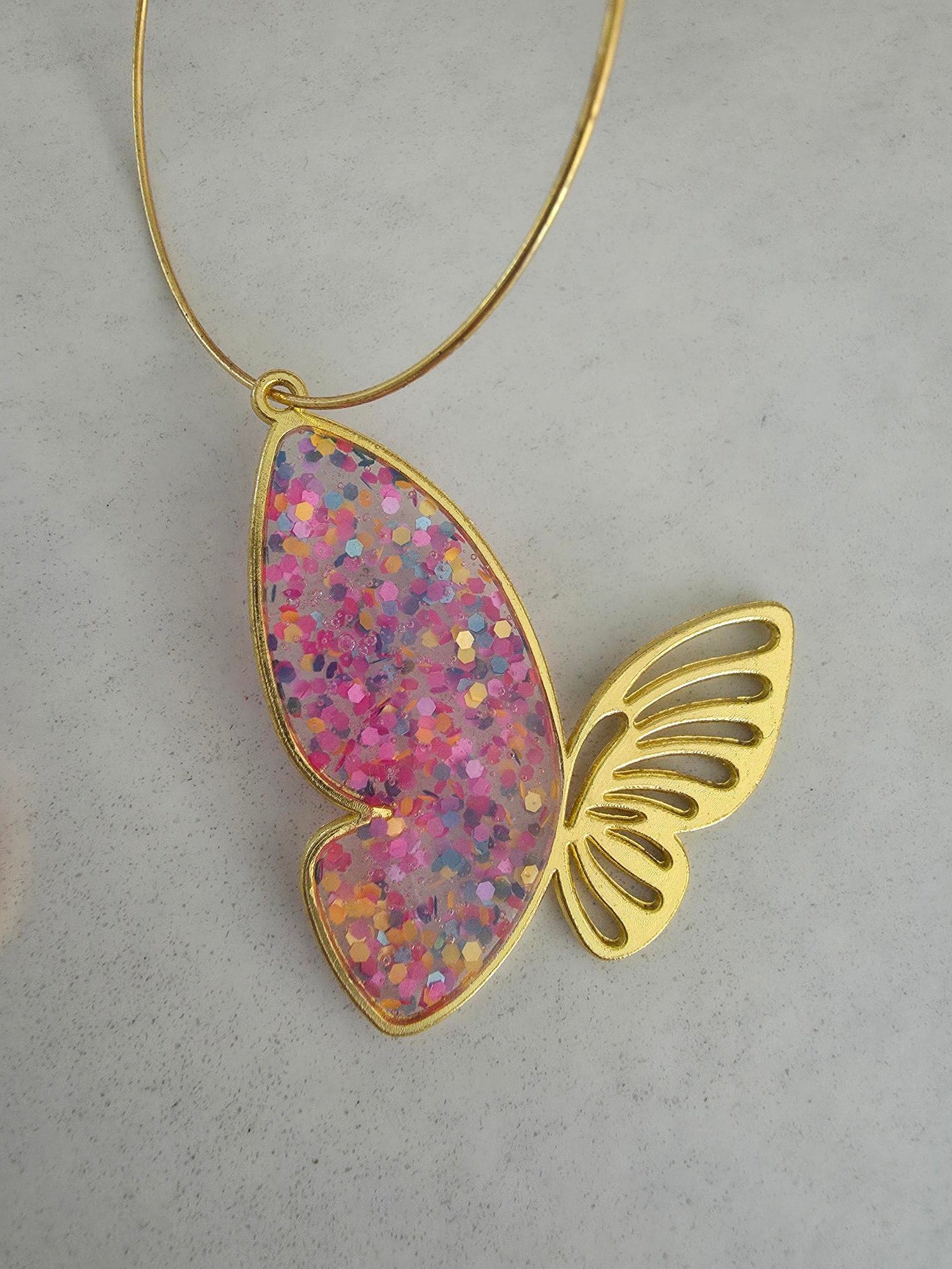 Boucles d'oreilles papillons résine époxy paillettes rose – Grandes créoles dorées