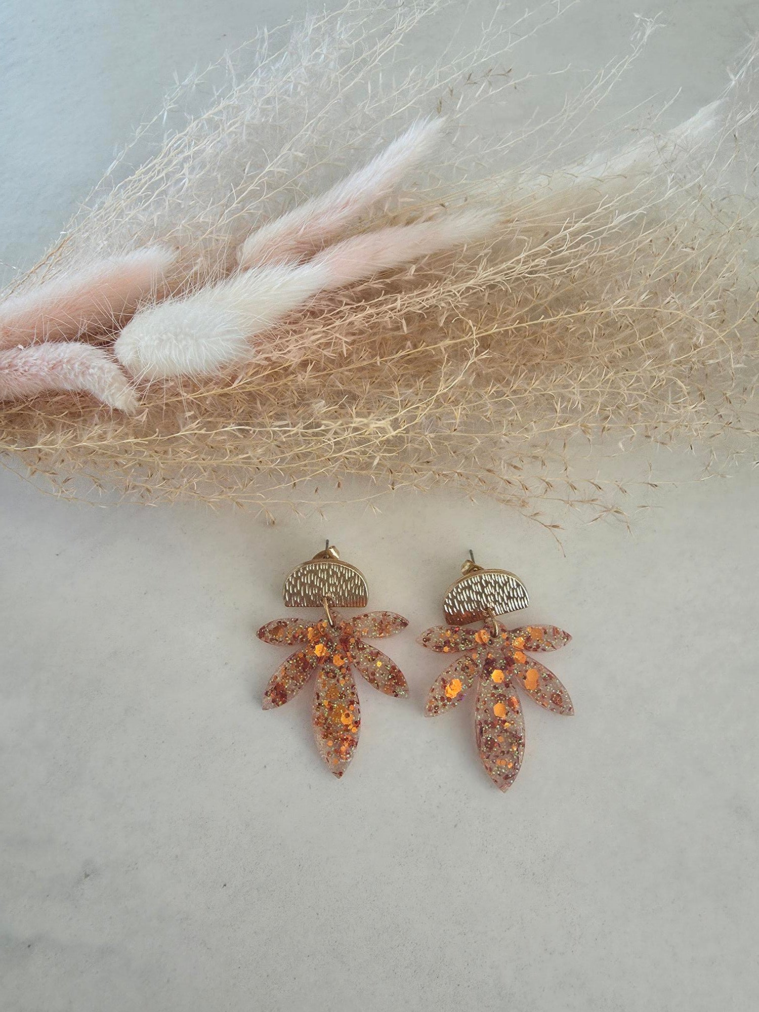 Boucles d'oreilles feuilles résine paillettes orange & doré – Puce demi-lune texturée dorée