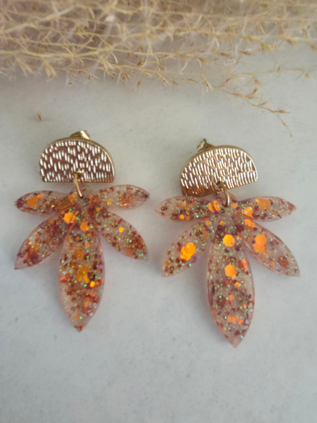 Boucles d'oreilles feuilles résine paillettes orange & doré – Puce demi-lune texturée dorée