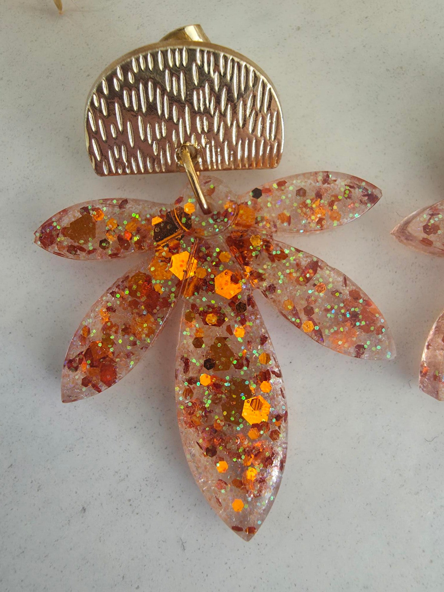 Boucles d'oreilles feuilles résine paillettes orange & doré – Puce demi-lune texturée dorée