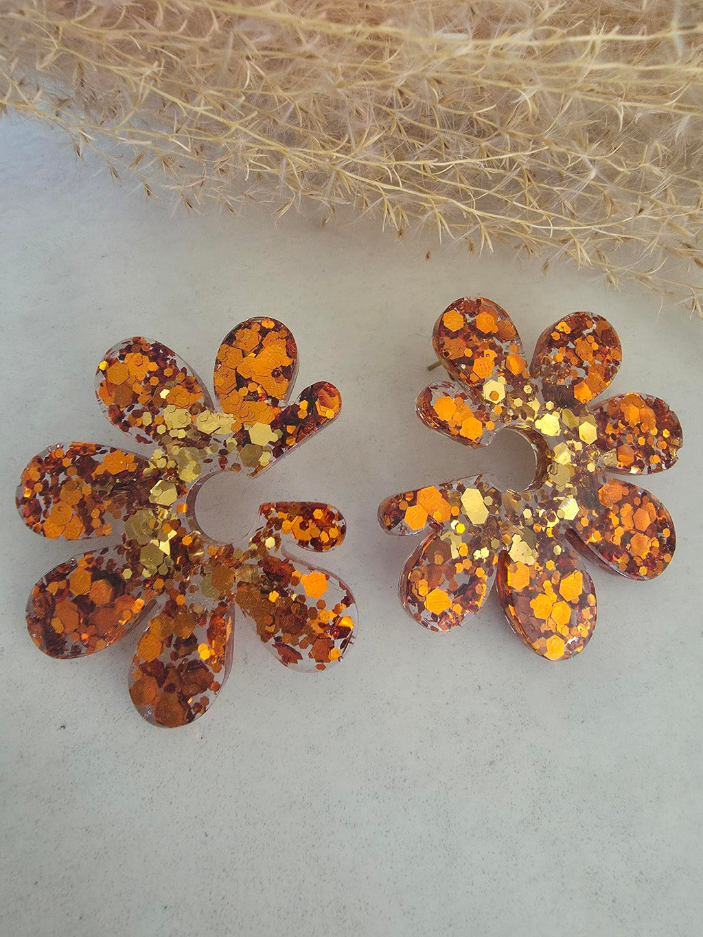 Boucles d'oreilles puces fleurs résine paillettes orange & doré – Acier inoxydable