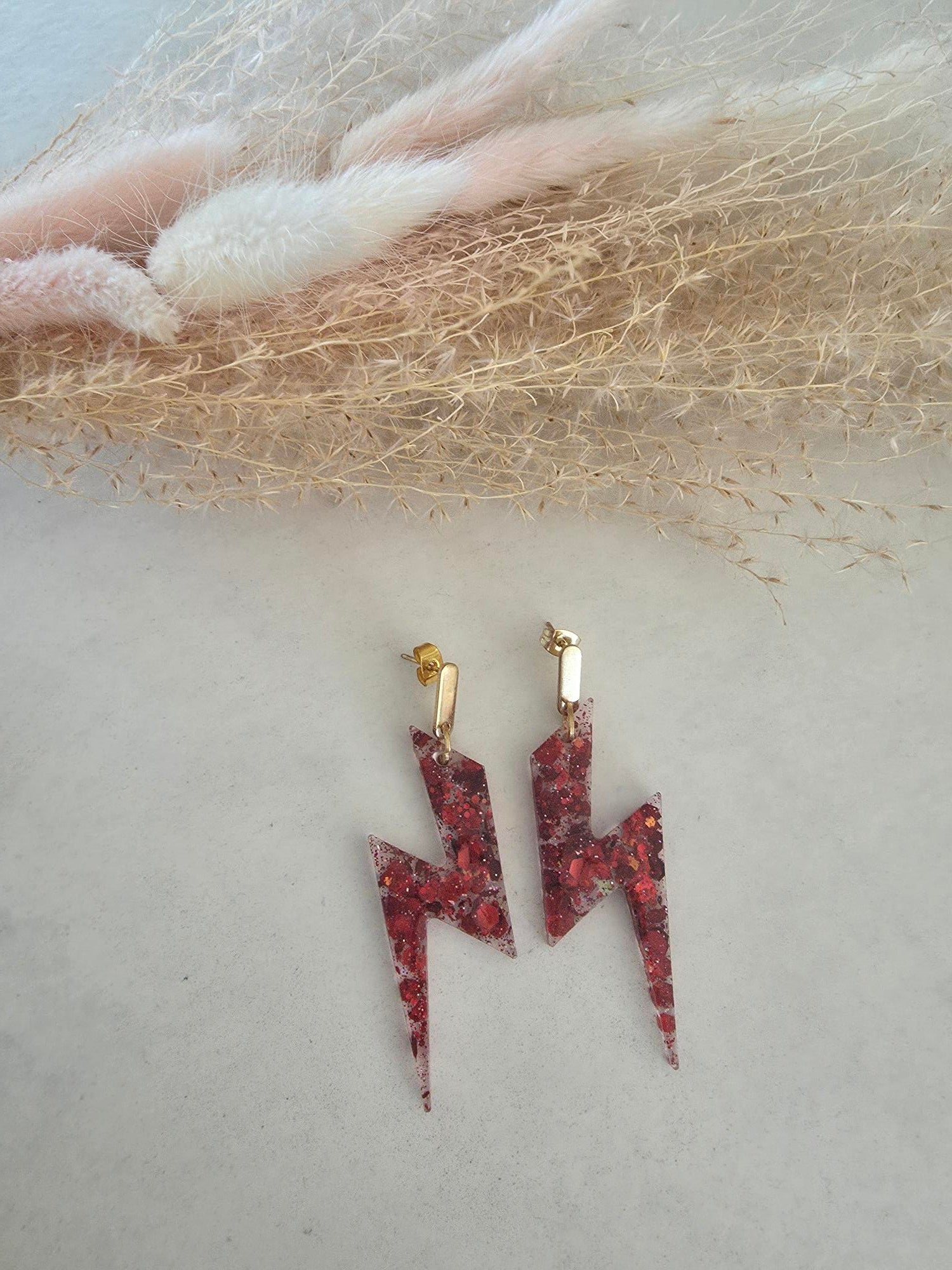 Boucles d'oreilles éclairs résine paillettes rouge holographique – Puce dorée