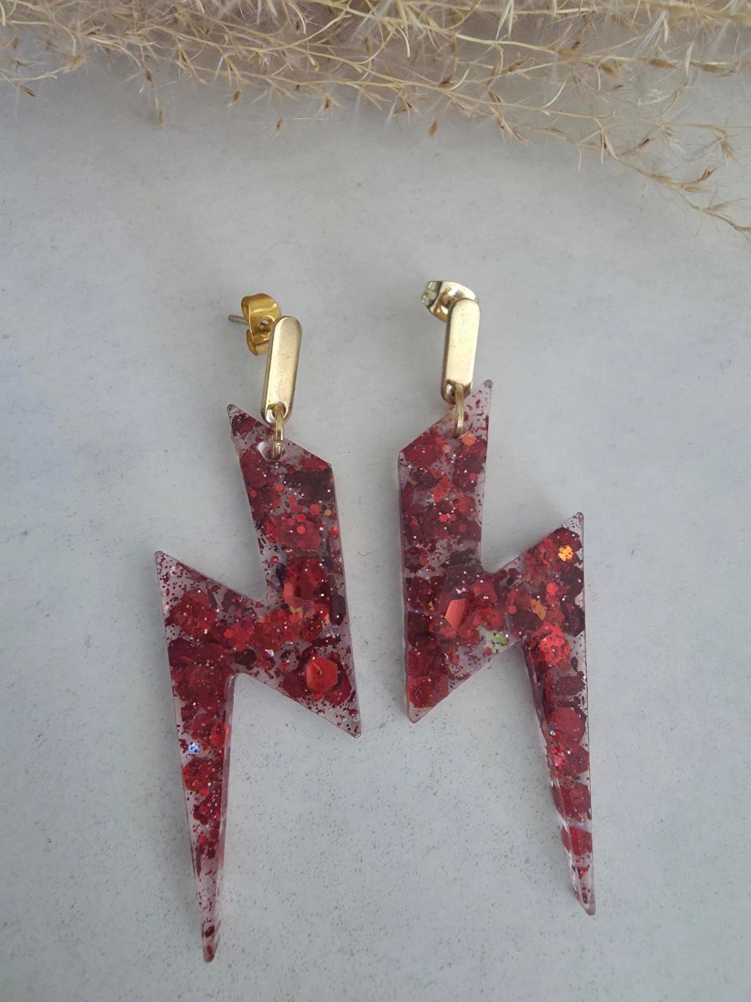 Boucles d'oreilles éclairs résine paillettes rouge holographique – Puce dorée