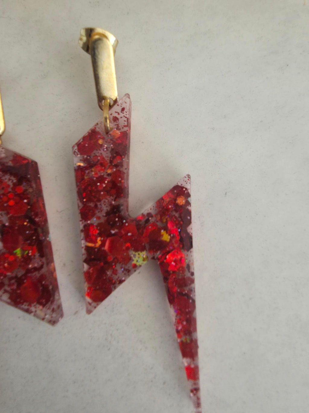 Boucles d'oreilles éclairs résine paillettes rouge holographique – Puce dorée