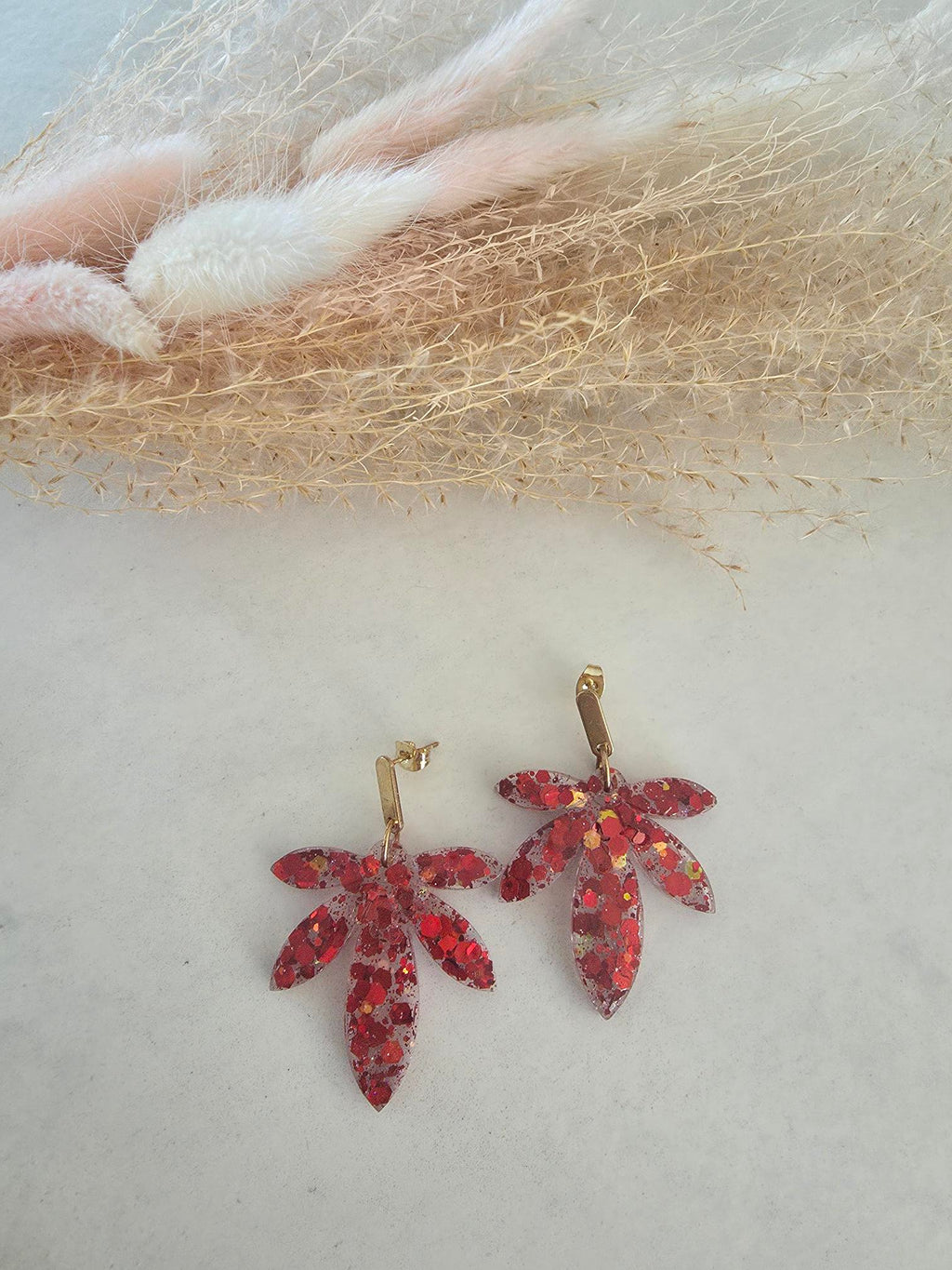 Boucles d'oreilles feuilles résine paillettes rouge holographique – Puce dorée