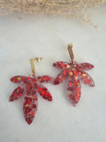 Boucles d'oreilles feuilles résine paillettes rouge holographique – Puce dorée