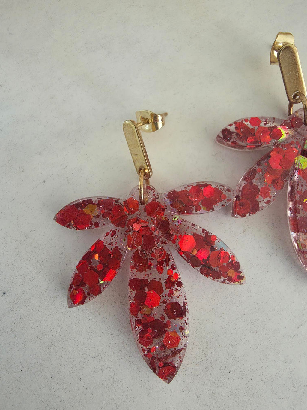 Boucles d'oreilles feuilles résine paillettes rouge holographique – Puce dorée