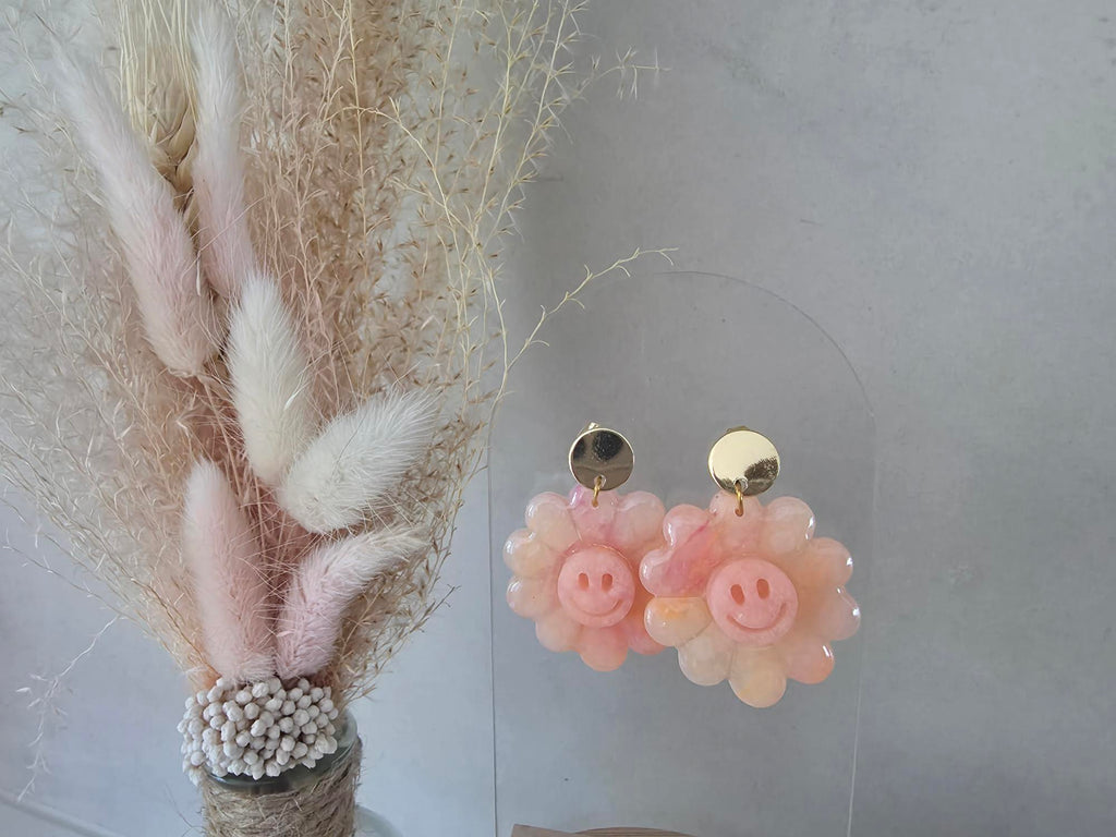 Boucles d'oreilles fleur smiley résine époxy rose pêche nacré – Puce ronde dorée