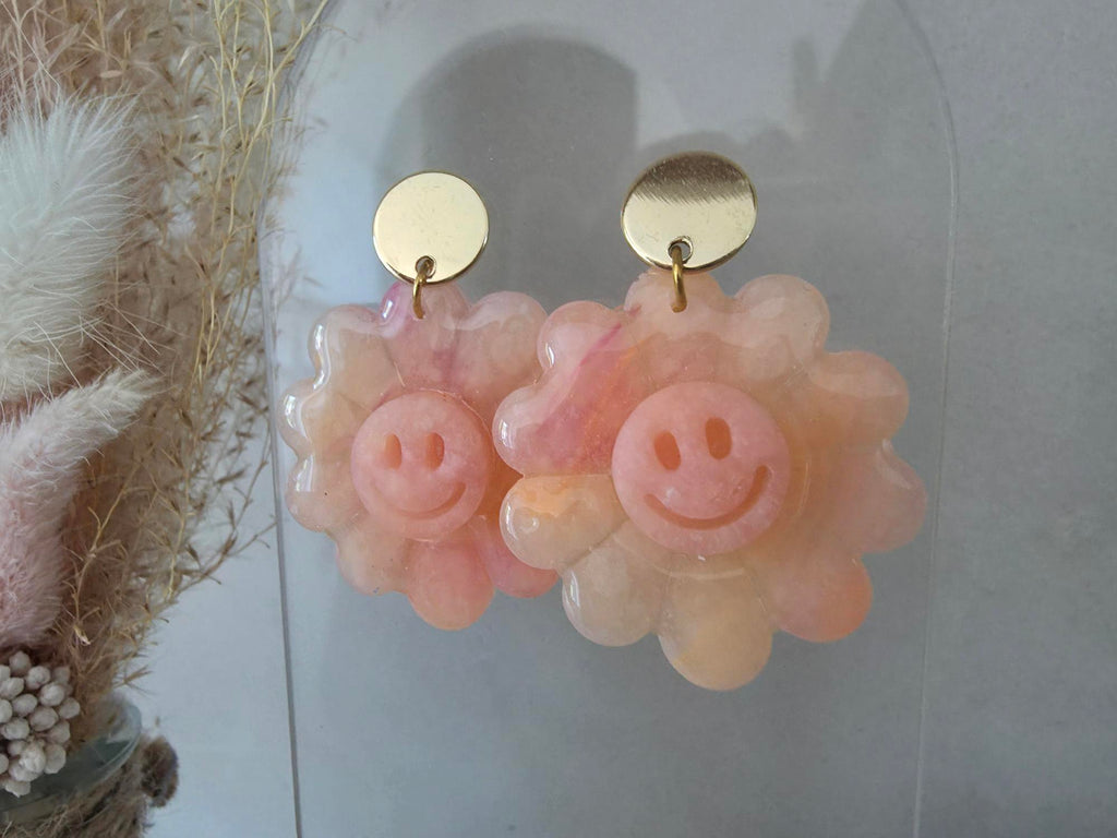 Boucles d'oreilles fleur smiley résine époxy rose pêche nacré – Puce ronde dorée