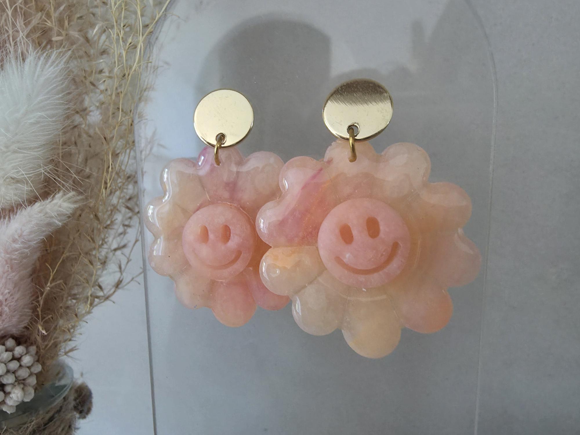 Boucles d'oreilles fleur smiley résine époxy rose pêche nacré – Puce ronde dorée