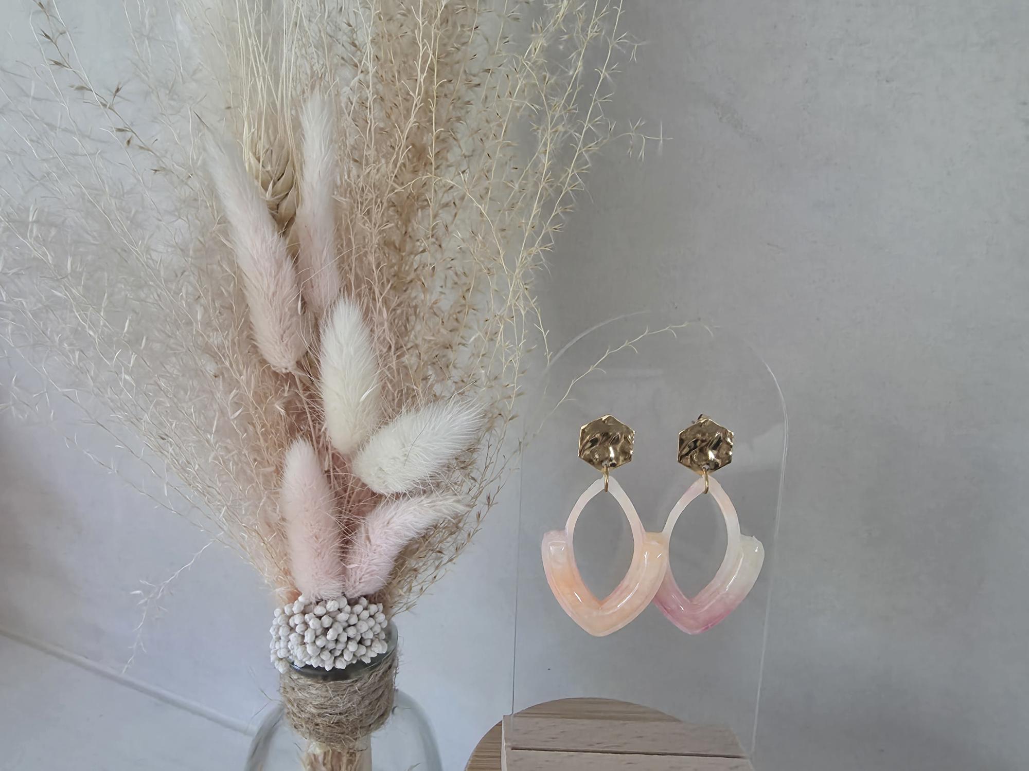 Boucles d'oreilles créoles ovales argile polymère rose pêche dégradé – Puce hexagone doré martelé
