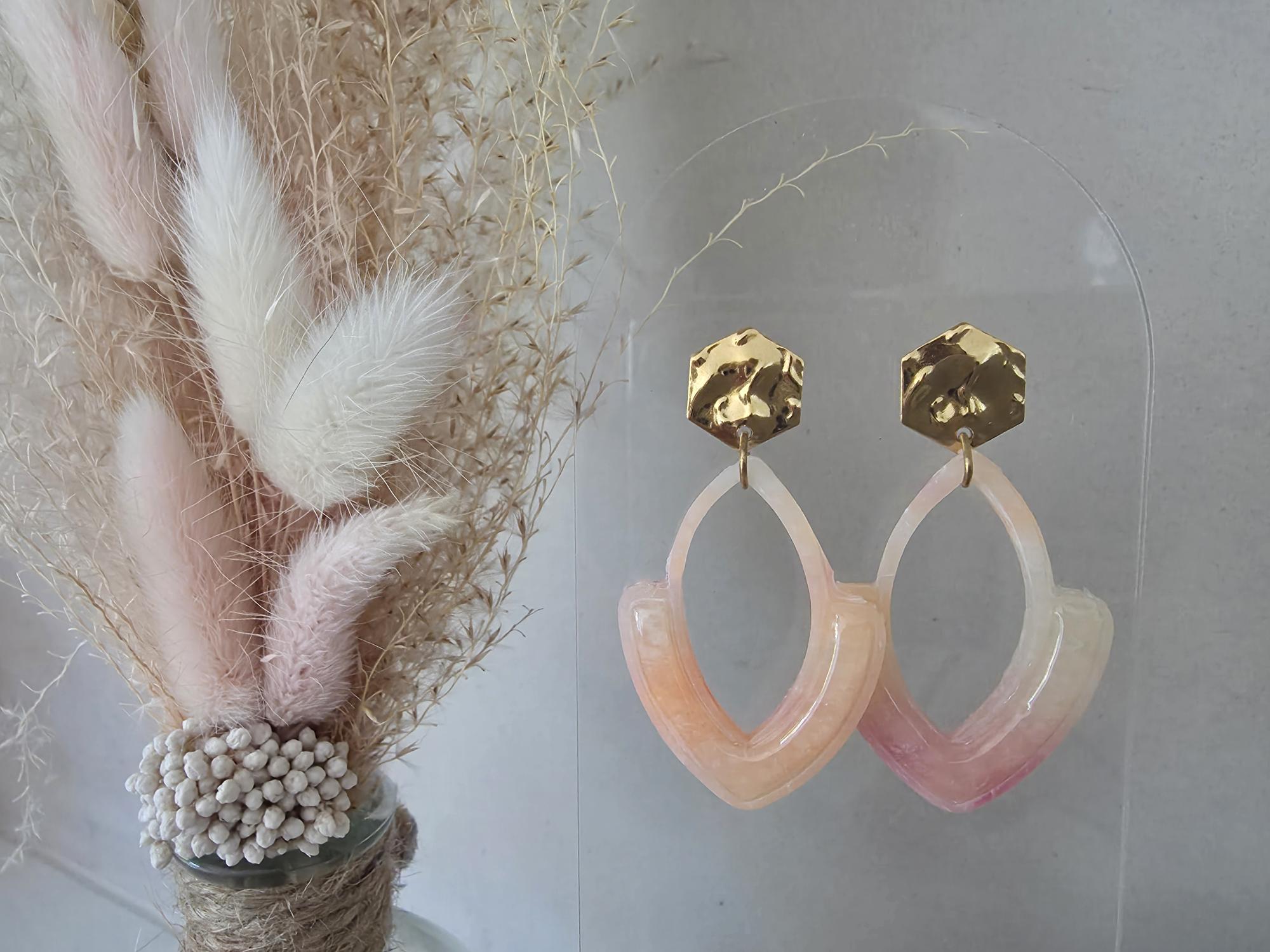 Boucles d'oreilles créoles ovales argile polymère rose pêche dégradé – Puce hexagone doré martelé