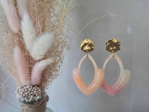 Boucles d'oreilles créoles ovales argile polymère rose pêche dégradé – Puce hexagone doré martelé