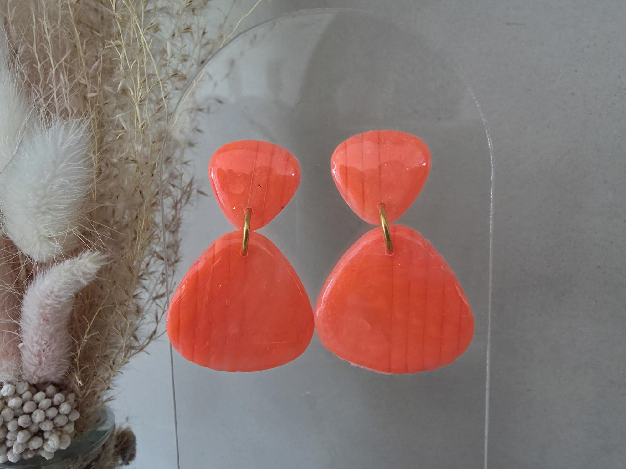 Boucles d'oreilles double triangle argile polymère orange fluo – Anneau doré
