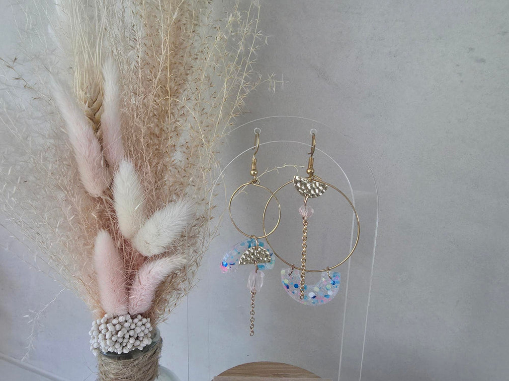 Boucles d'oreilles grandes créoles demi-lune résine confettis bleu irisé & charm éventail doré – Chaîne & perle rose