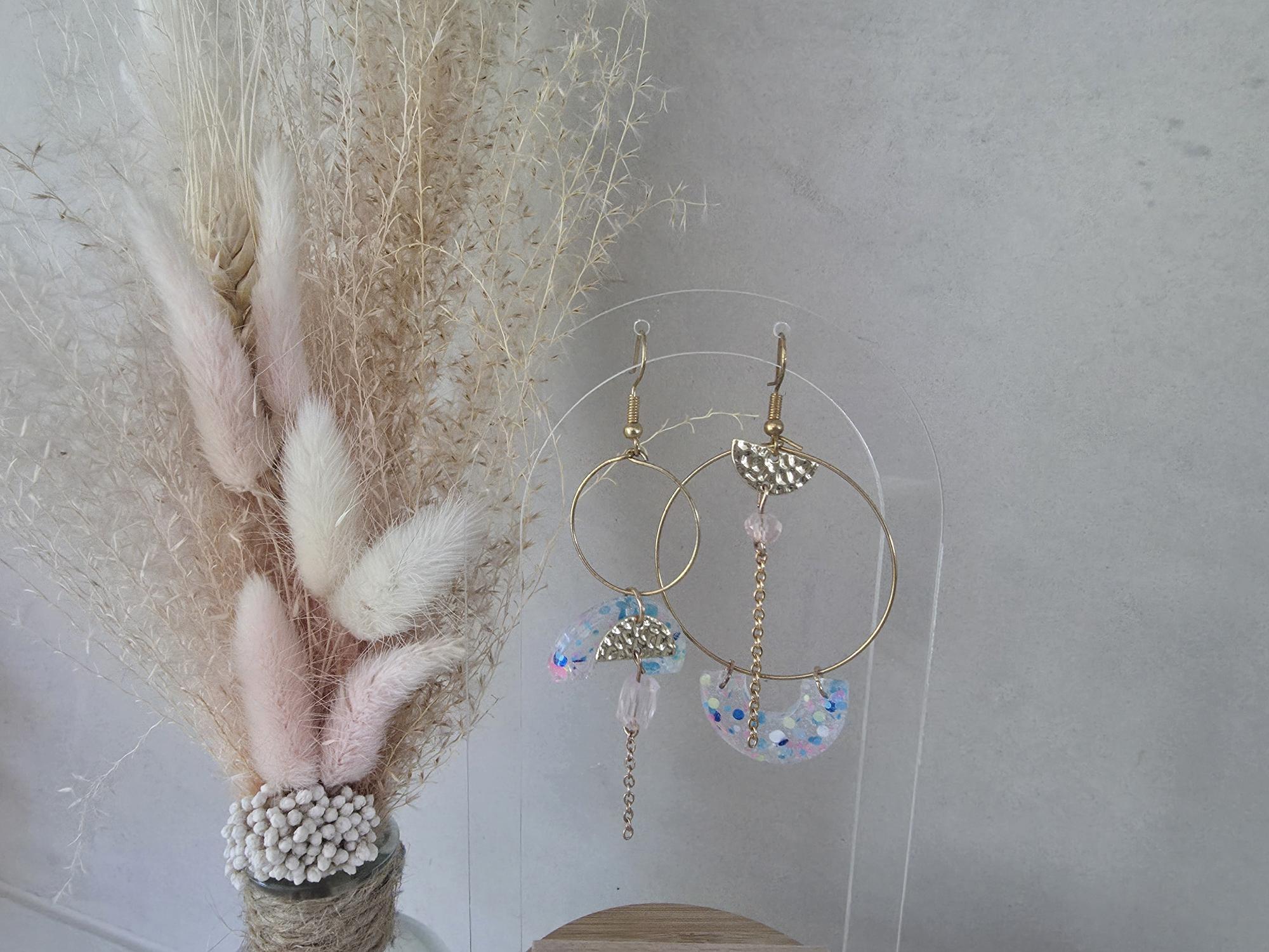 Boucles d'oreilles grandes créoles demi-lune résine confettis bleu irisé & charm éventail doré – Chaîne & perle rose