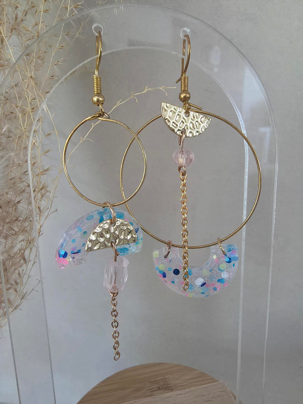 Boucles d'oreilles grandes créoles demi-lune résine confettis bleu irisé & charm éventail doré – Chaîne & perle rose