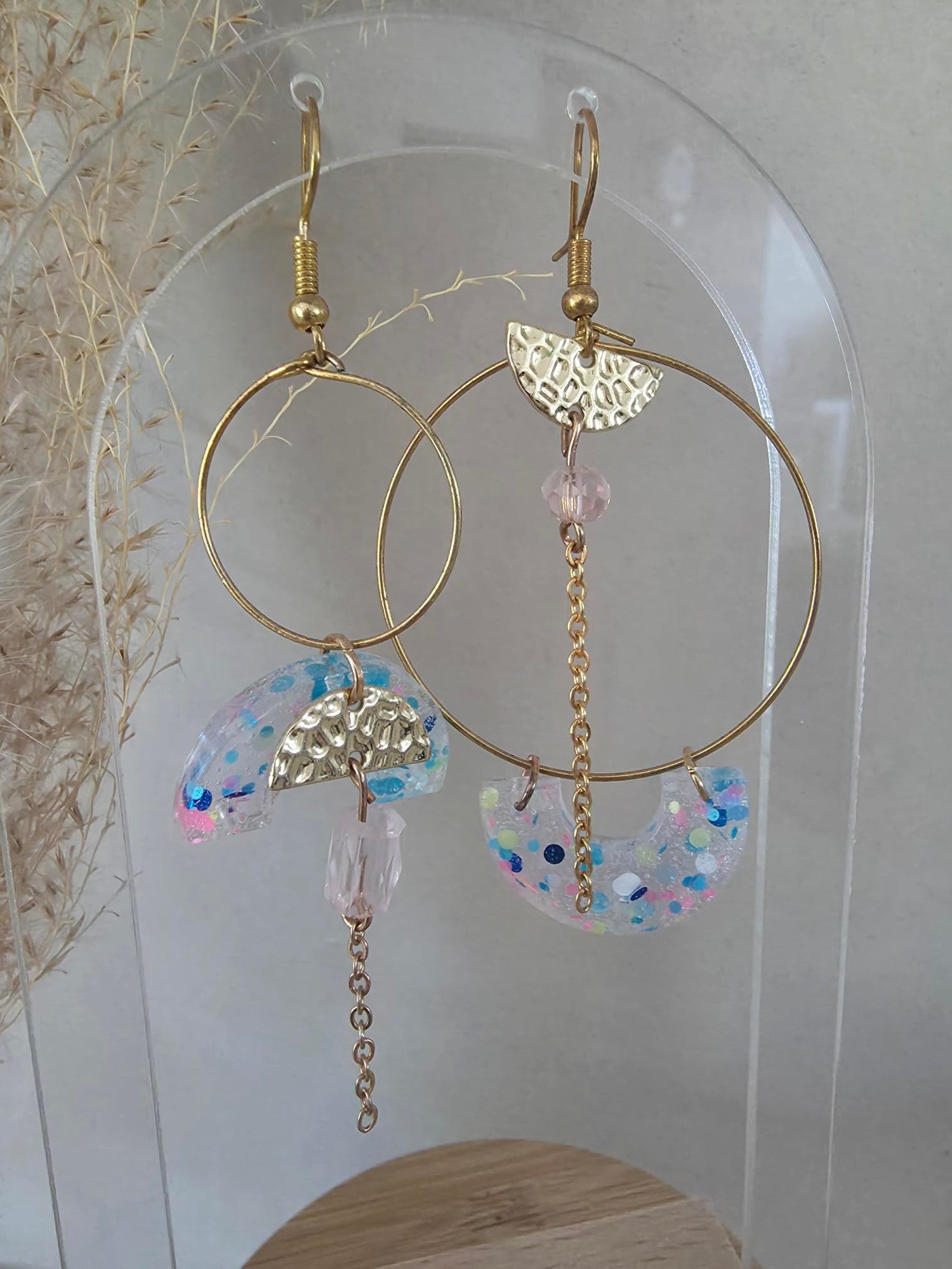 Boucles d'oreilles grandes créoles demi-lune résine confettis bleu irisé & charm éventail doré – Chaîne & perle rose