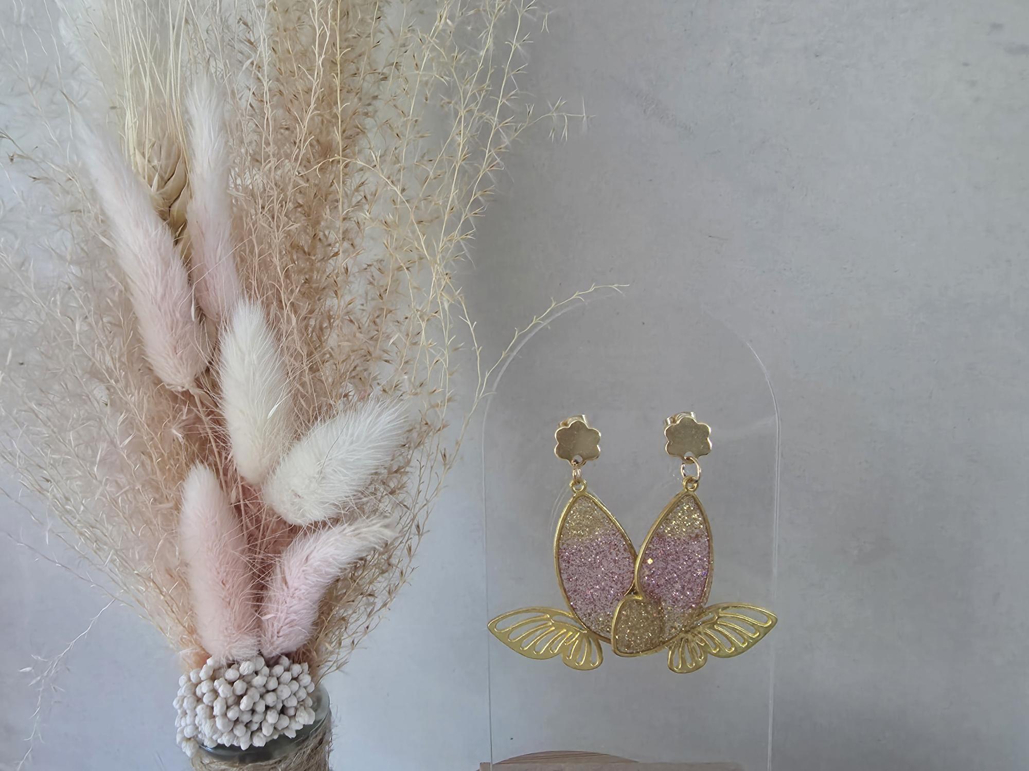 Boucles d'oreilles papillon résine glitter rose & doré dégradé – Ailes ajourées dorées & puce fleur dorée