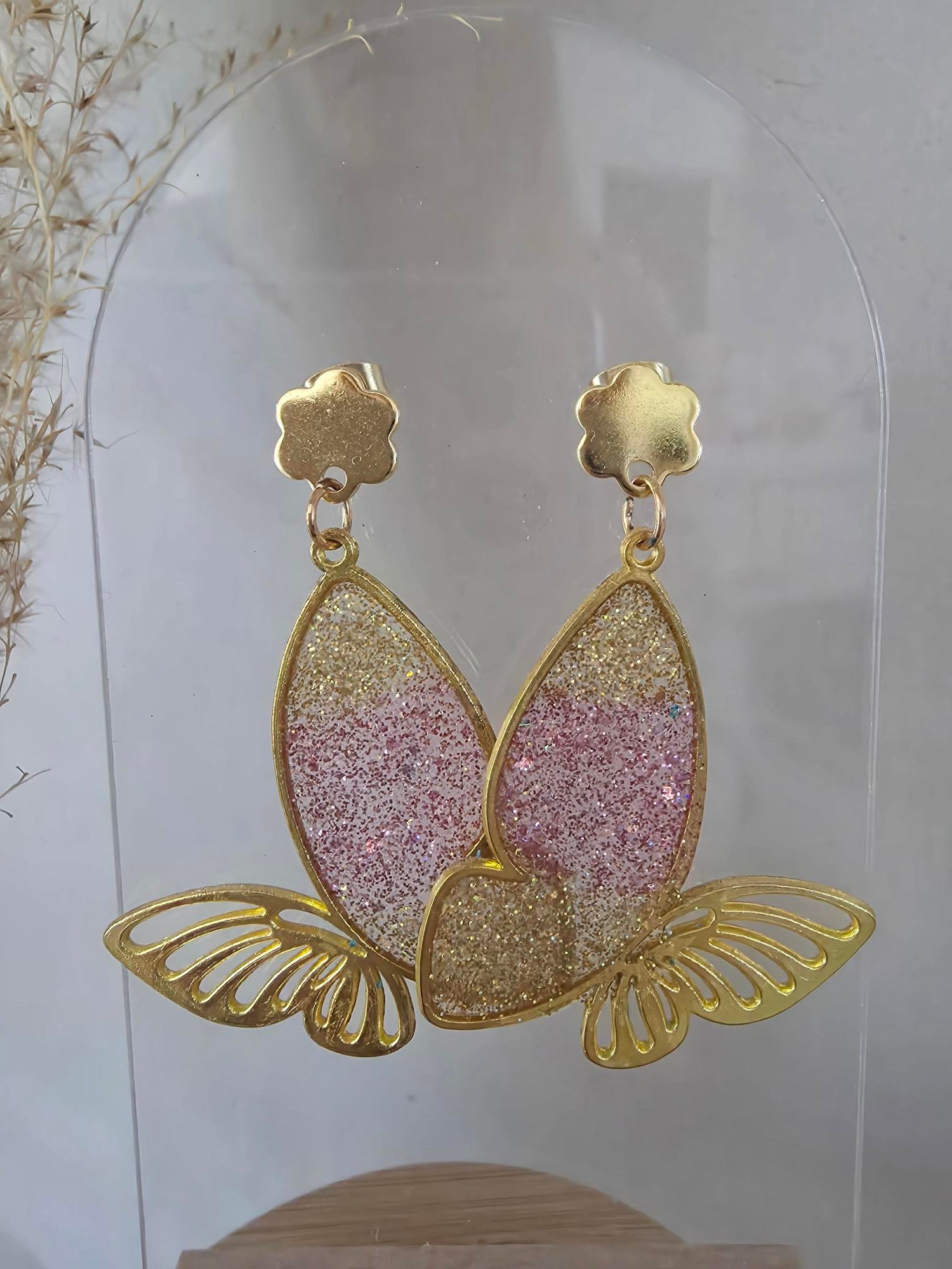 Boucles d'oreilles papillon résine glitter rose & doré dégradé – Ailes ajourées dorées & puce fleur dorée