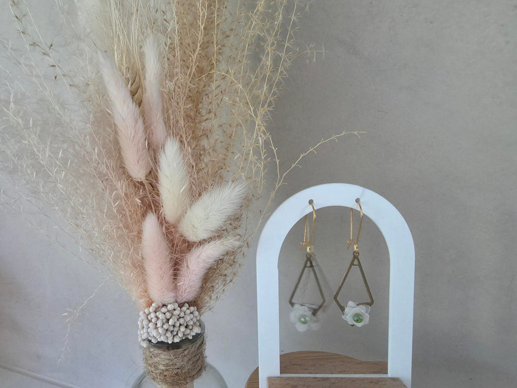 Boucles d'oreilles triangle bronze ajouré & fleur blanche argile perle verte – Crochet long doré