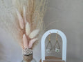 Boucles d'oreilles triangle bronze ajouré & fleur blanche argile perle verte – Crochet long doré