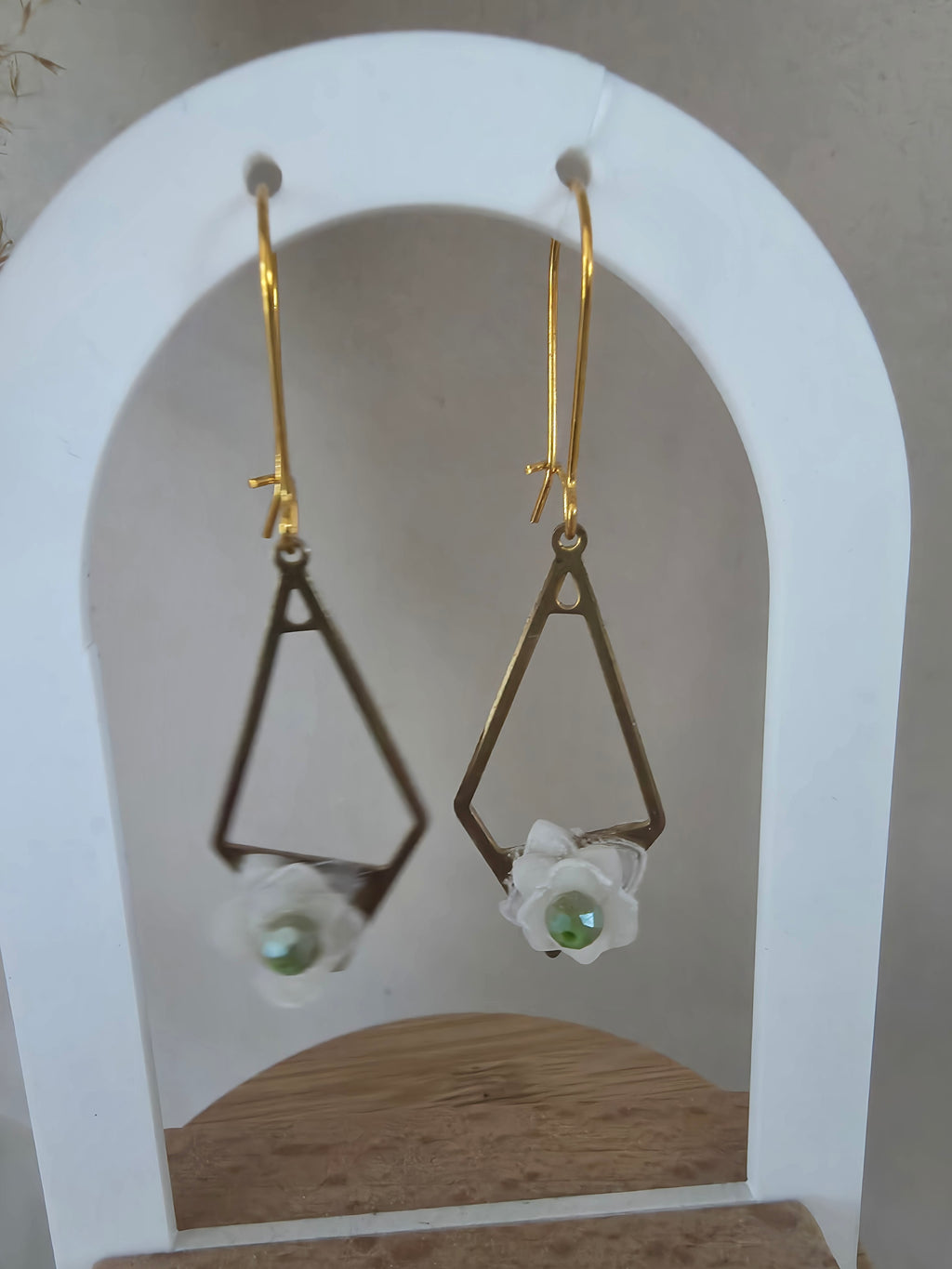 Boucles d'oreilles triangle bronze ajouré & fleur blanche argile perle verte – Crochet long doré