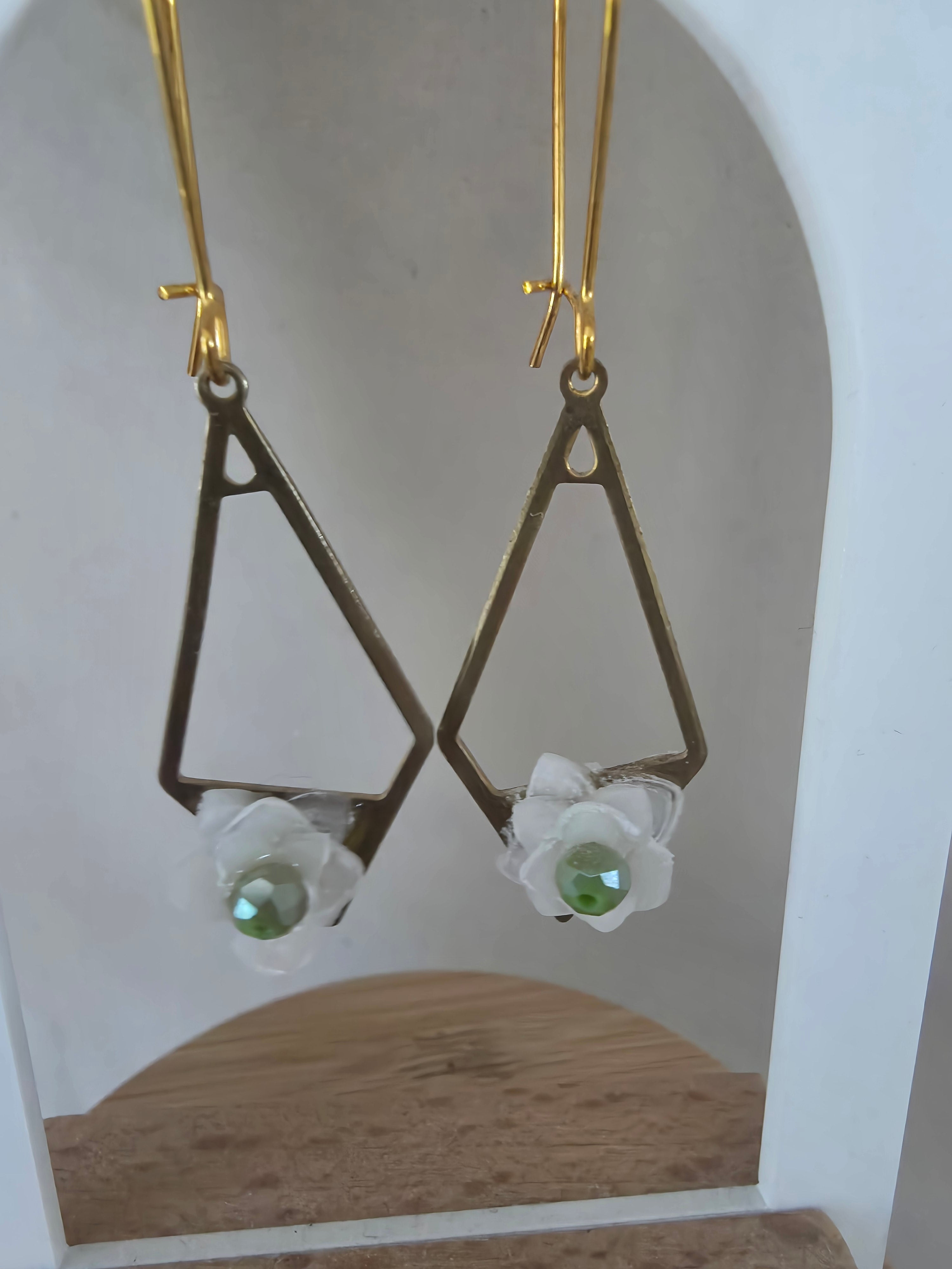 Boucles d'oreilles triangle bronze ajouré & fleur blanche argile perle verte – Crochet long doré