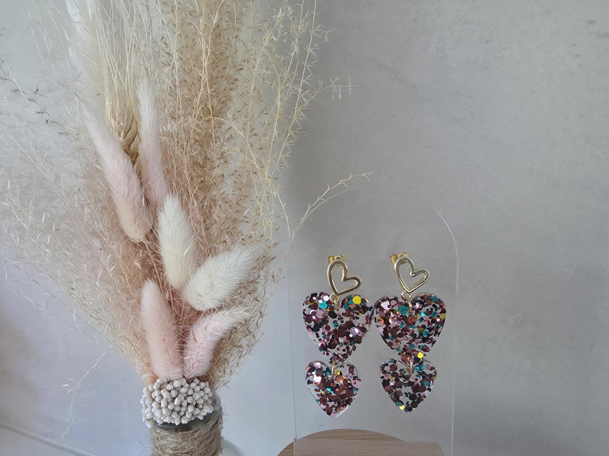 Boucles d'oreilles double cœur résine époxy confettis multicolores – Puce cœur ajouré doré