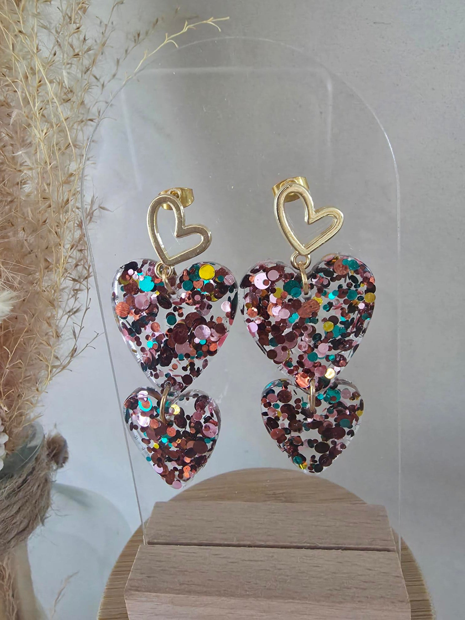Boucles d'oreilles double cœur résine époxy confettis multicolores – Puce cœur ajouré doré