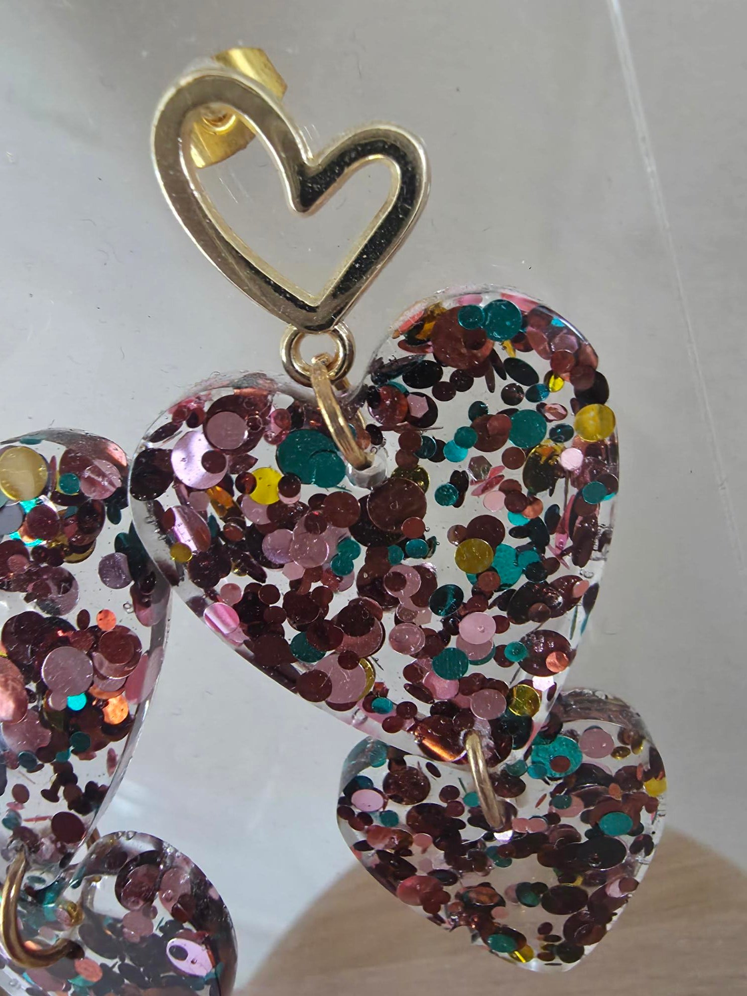 Boucles d'oreilles double cœur résine époxy confettis multicolores – Puce cœur ajouré doré