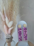 Boucles d'oreilles barrettes résine époxy rose confettis cœurs violets & puce ronde dorée texturée