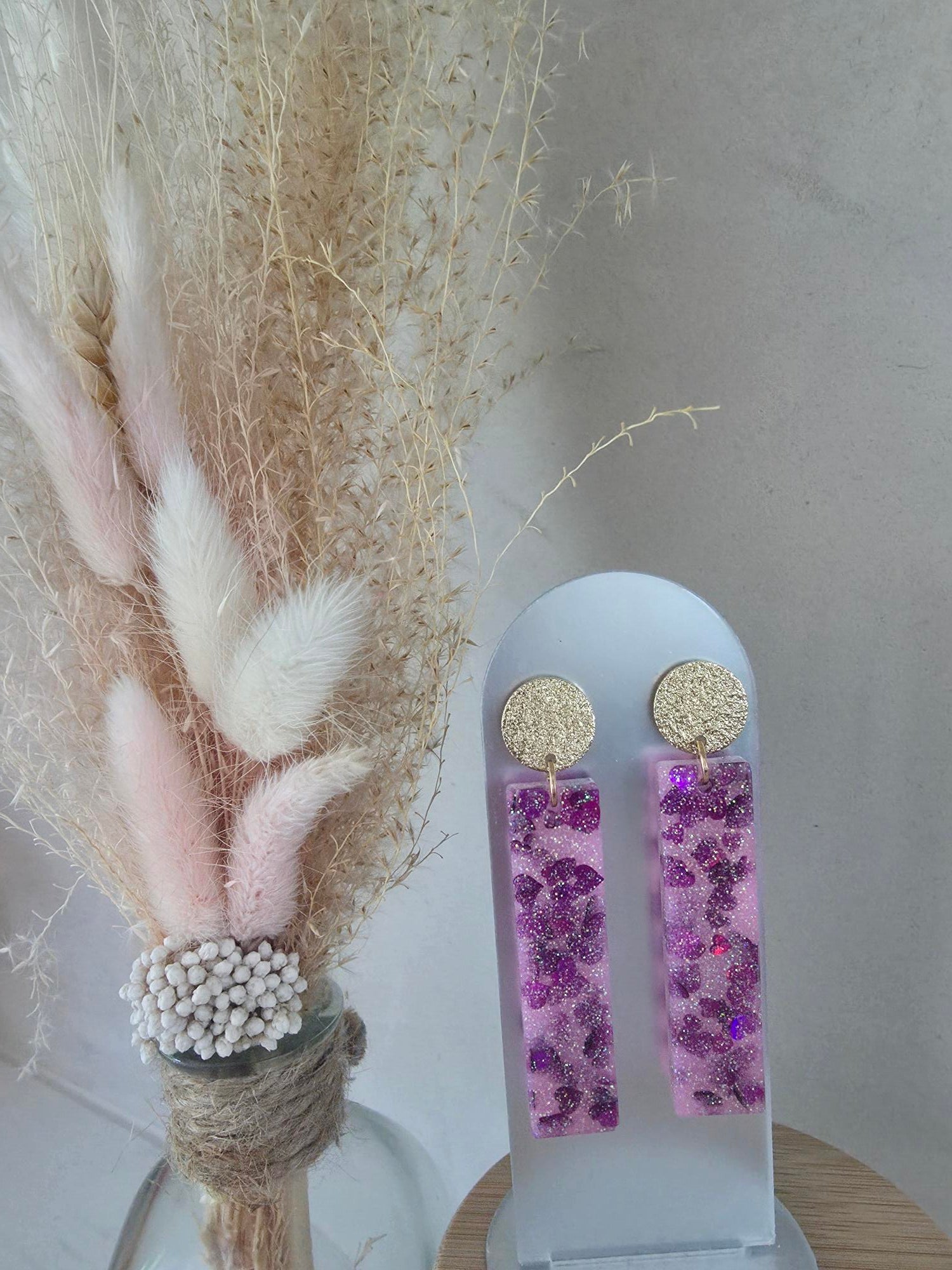 Boucles d'oreilles barrettes résine époxy rose confettis cœurs violets & puce ronde dorée texturée