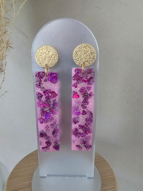Boucles d'oreilles barrettes résine époxy rose confettis cœurs violets & puce ronde dorée texturée