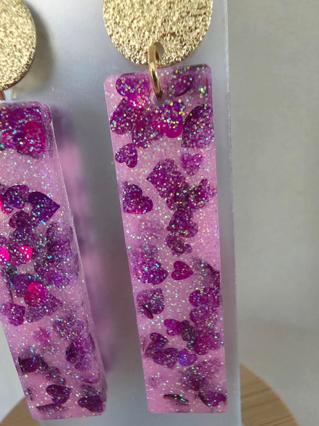 Boucles d'oreilles barrettes résine époxy rose confettis cœurs violets & puce ronde dorée texturée