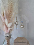 Boucles d'oreilles asymétriques soleil bronze cœur nacré & perles rocaille bleues – Chaîne fine dorée