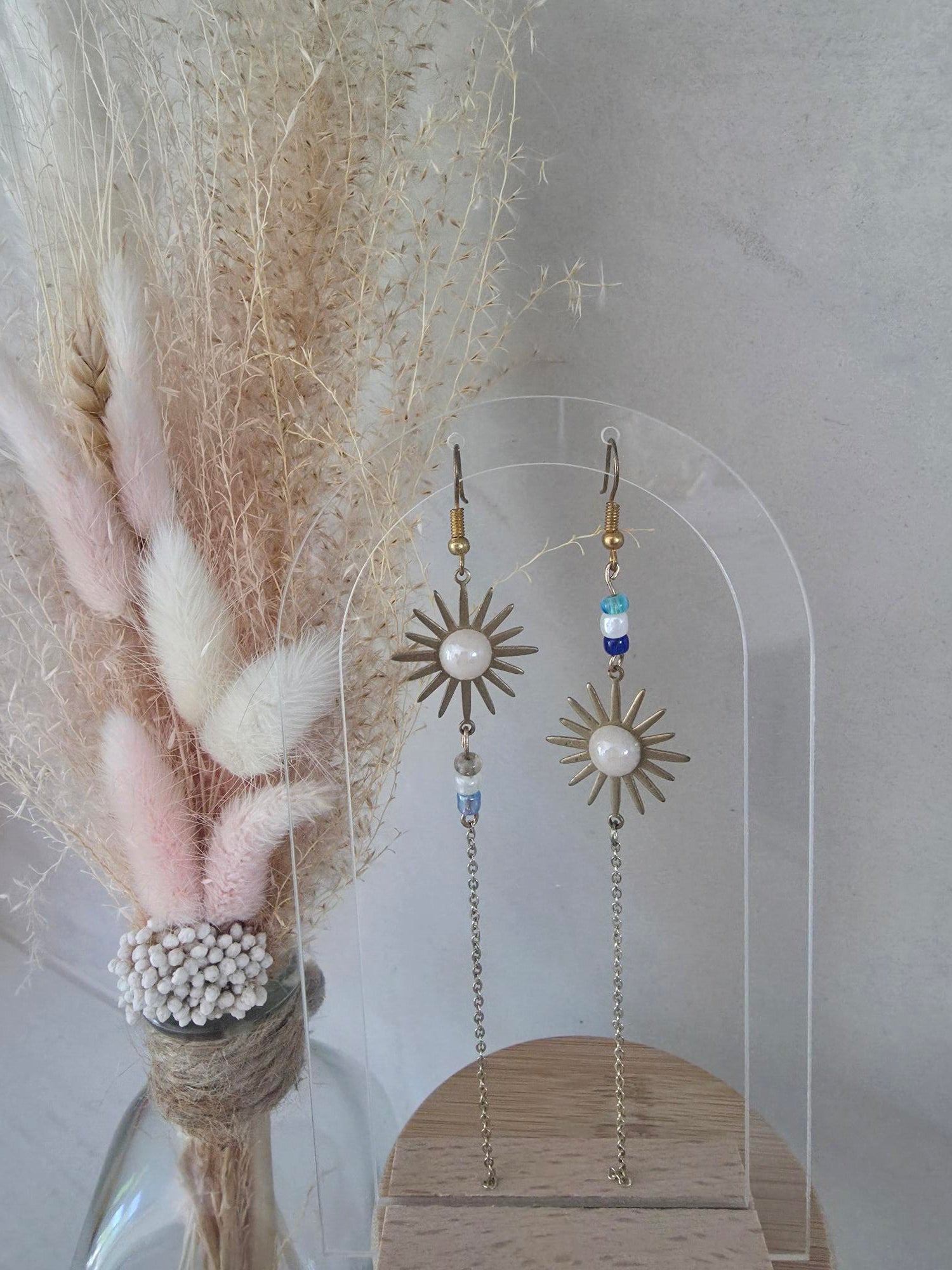 Boucles d'oreilles asymétriques soleil bronze cœur nacré & perles rocaille bleues – Chaîne fine dorée