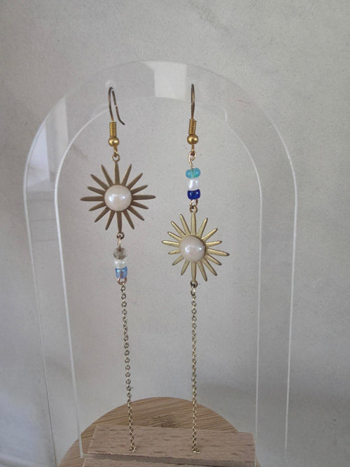 Boucles d'oreilles asymétriques soleil bronze cœur nacré & perles rocaille bleues – Chaîne fine dorée