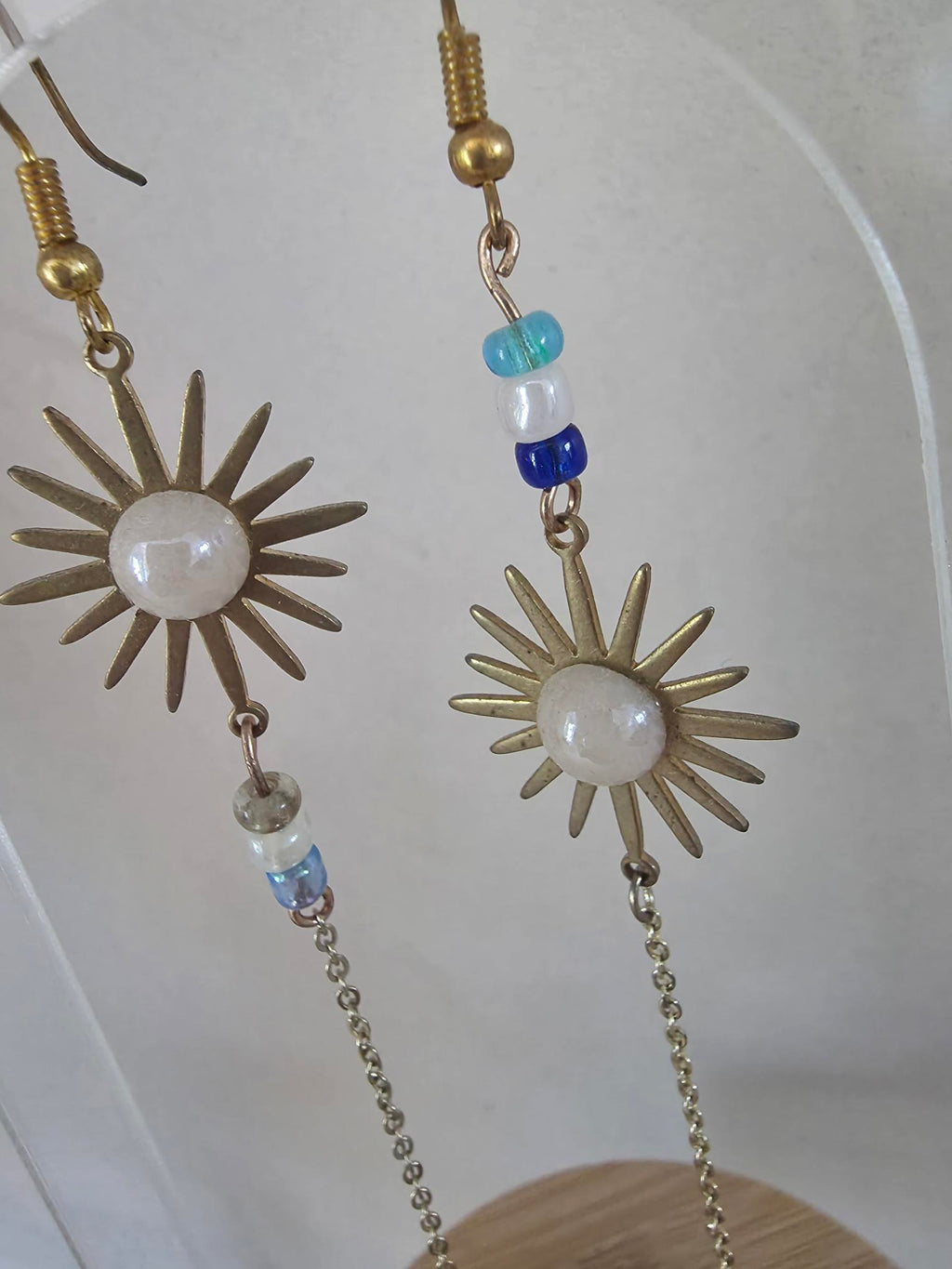 Boucles d'oreilles asymétriques soleil bronze cœur nacré & perles rocaille bleues – Chaîne fine dorée