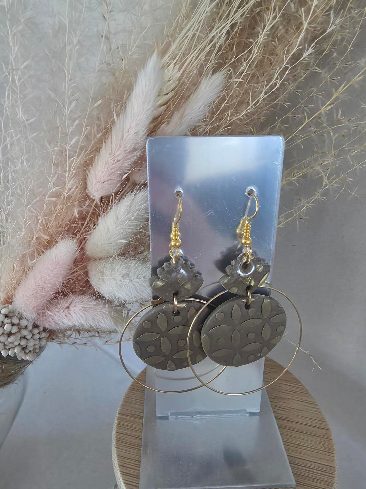 Boucles d'oreilles disque argile kaki motifs floraux & charm fleur résine – Créole dorée